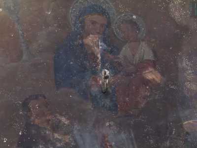 Al centro � presente un gancio anticamente utilizzato per appendere il candelabro che dava luce alla chiesa 